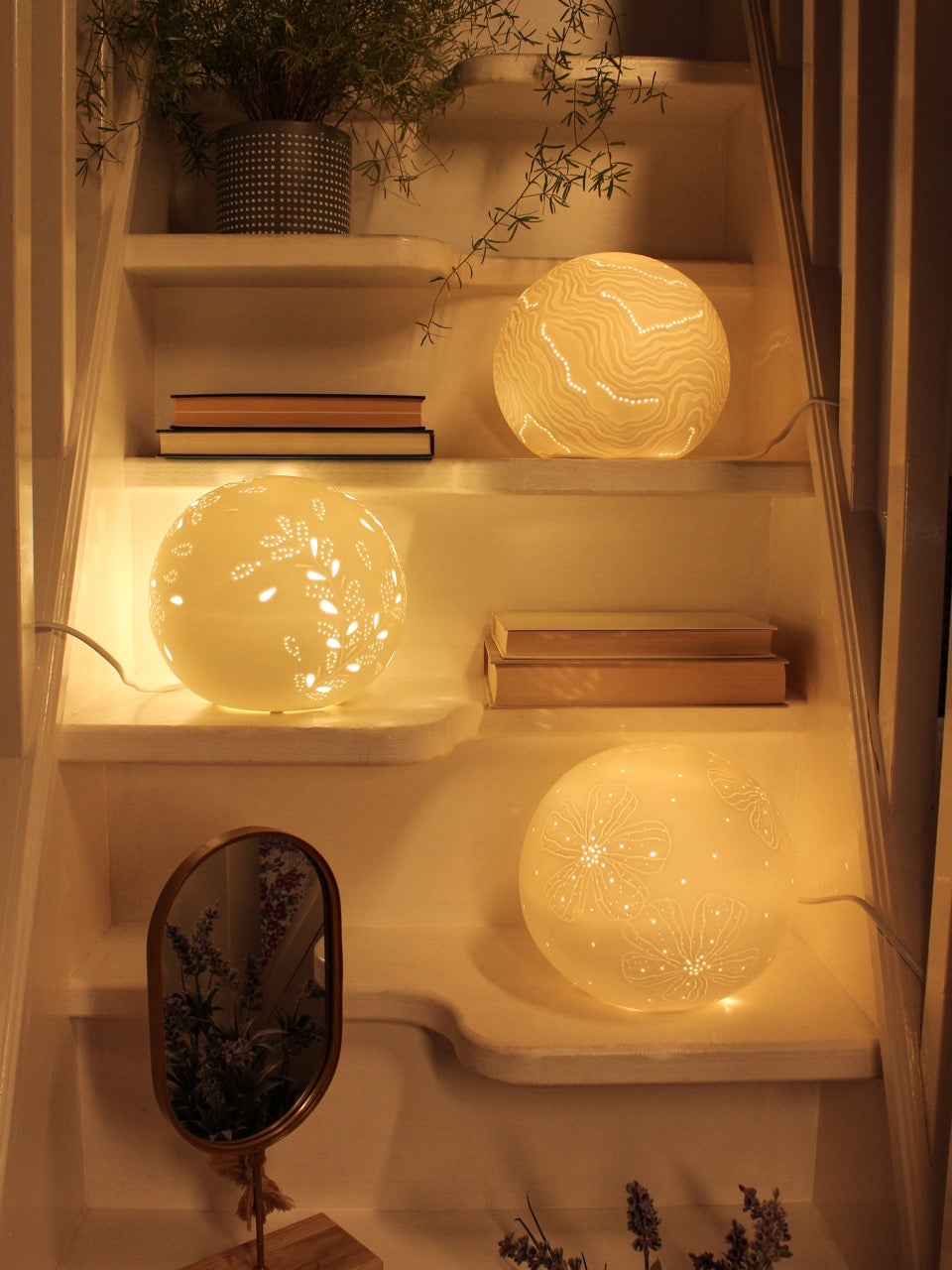 White Glazed Sphere Table Lamp with Pearl-Inspired Wavy Texture – Elegant Ambient Lighting