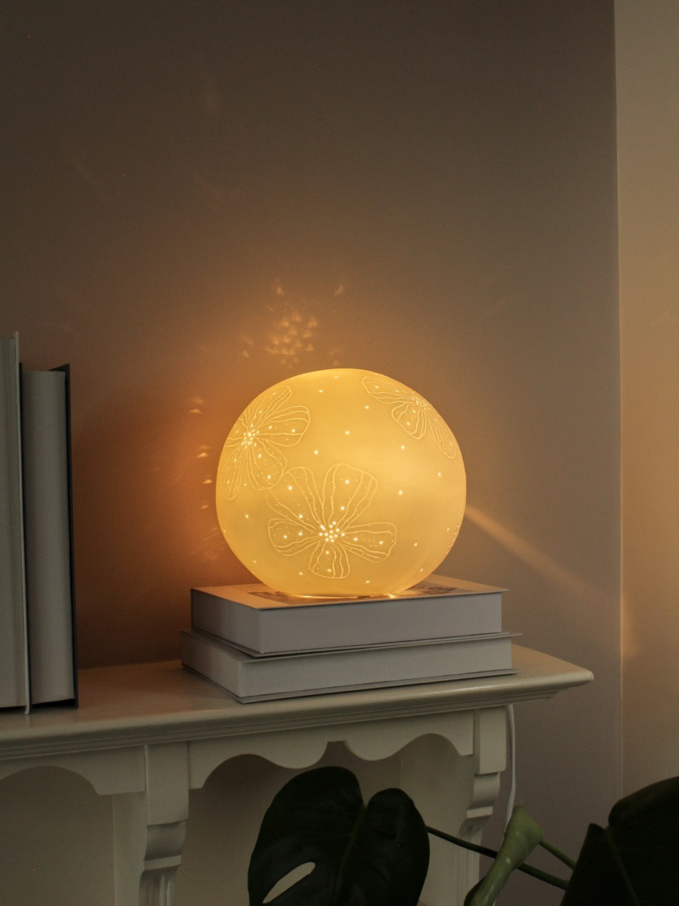 White Glazed Floral Pattern Table Lamp – Elegant Sphere Shape for Home Decor