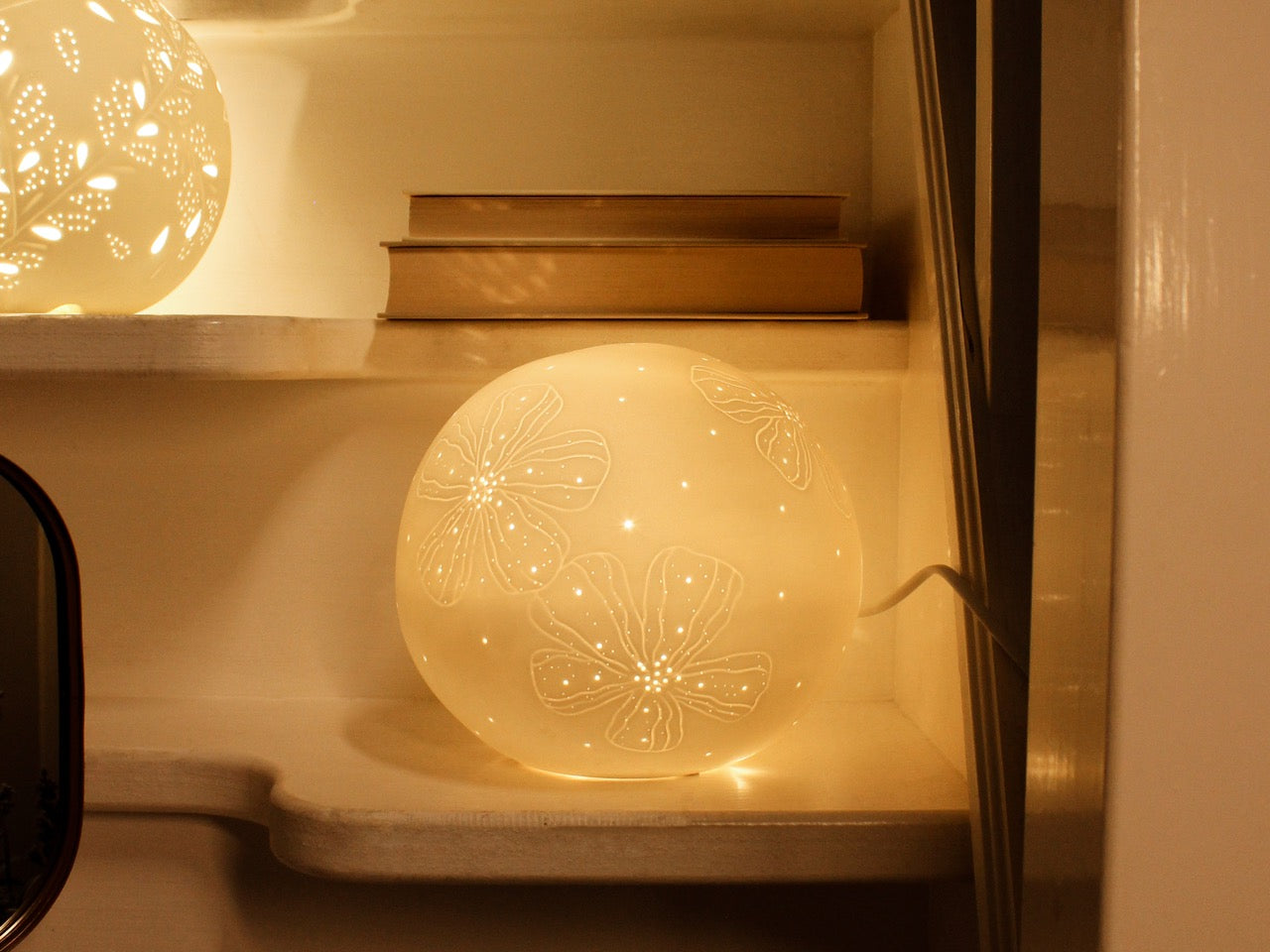 White Glazed Floral Pattern Table Lamp – Elegant Sphere Shape for Home Decor