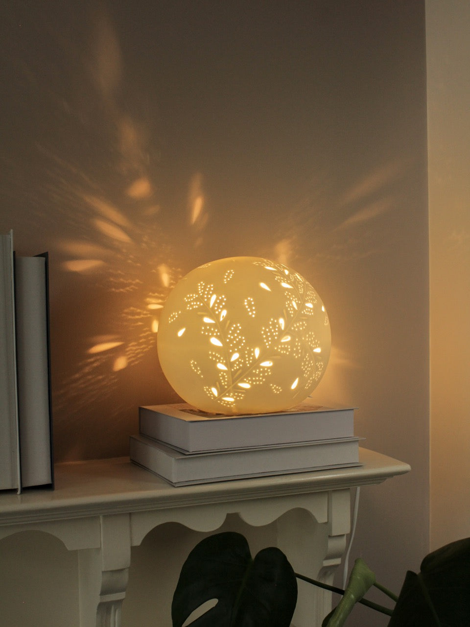 White Glazed Table Lamp with Branches and Golden Petals – Elegant Sphere Shape