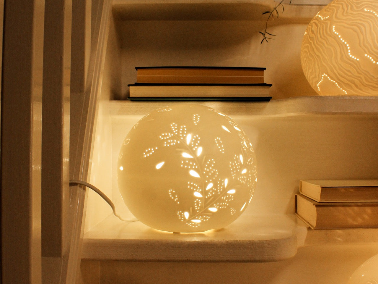 White Glazed Table Lamp with Branches and Golden Petals – Elegant Sphere Shape