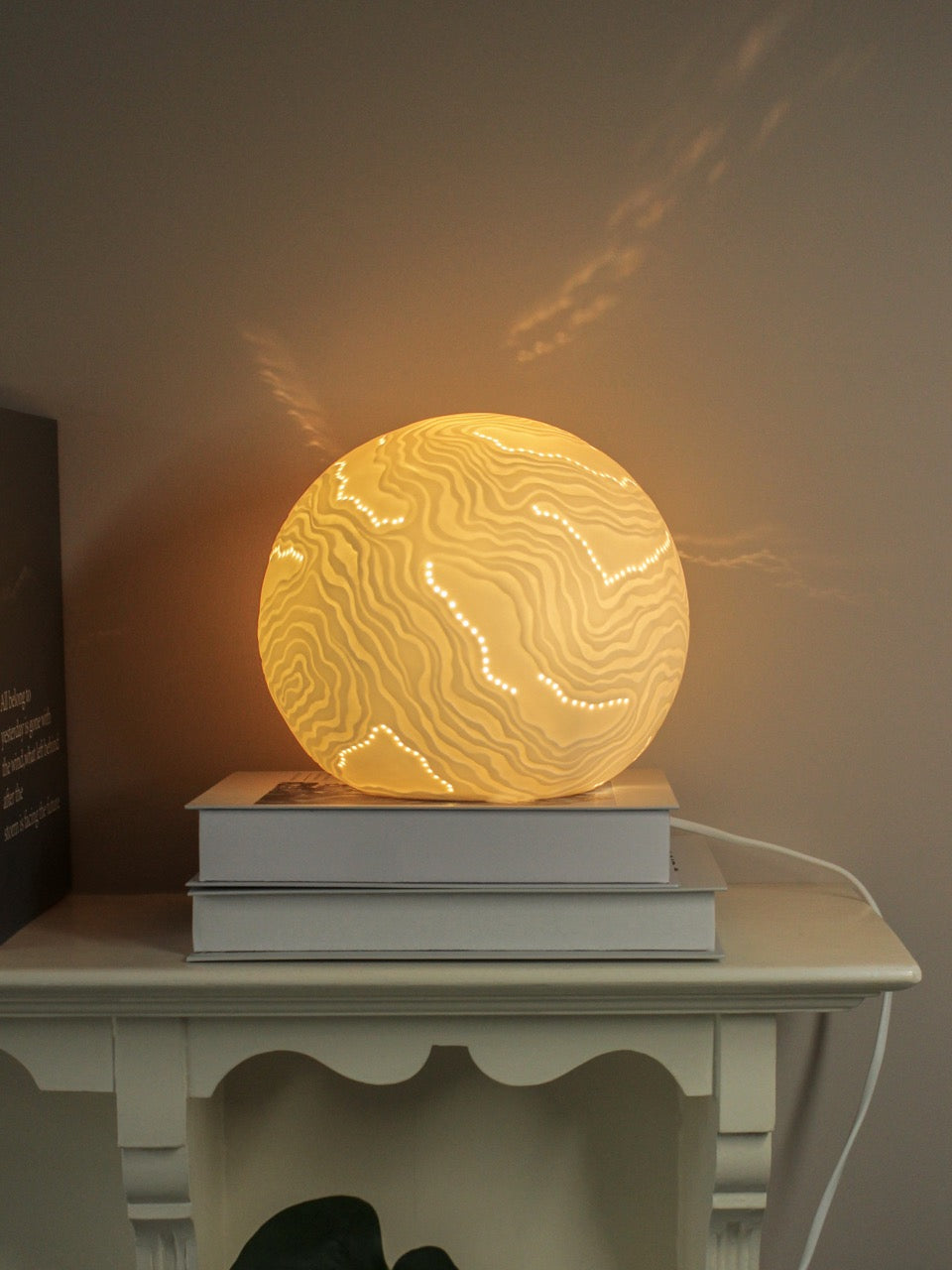 White Glazed Sphere Table Lamp with Pearl-Inspired Wavy Texture – Elegant Ambient Lighting