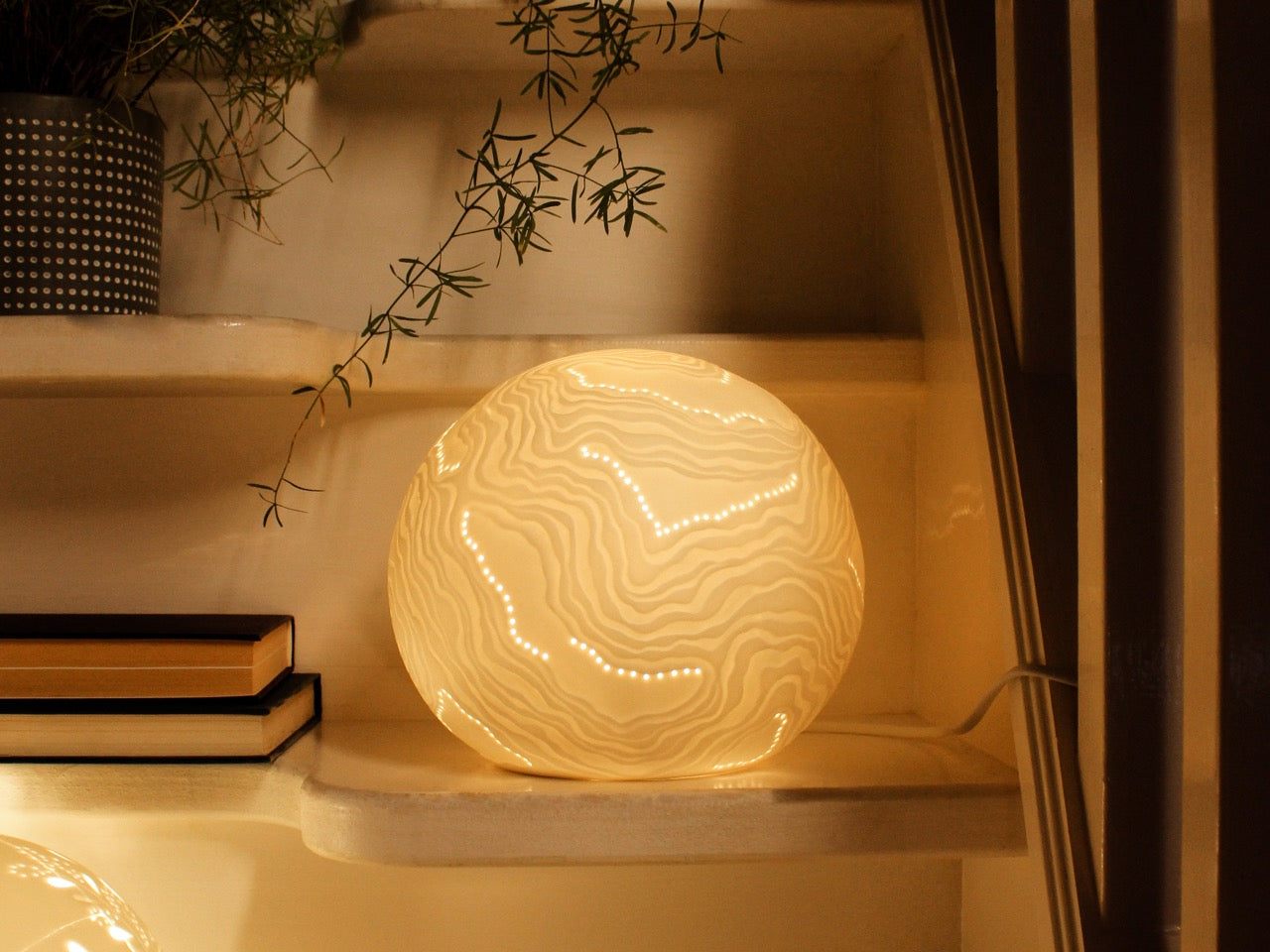 White Glazed Sphere Table Lamp with Pearl-Inspired Wavy Texture – Elegant Ambient Lighting