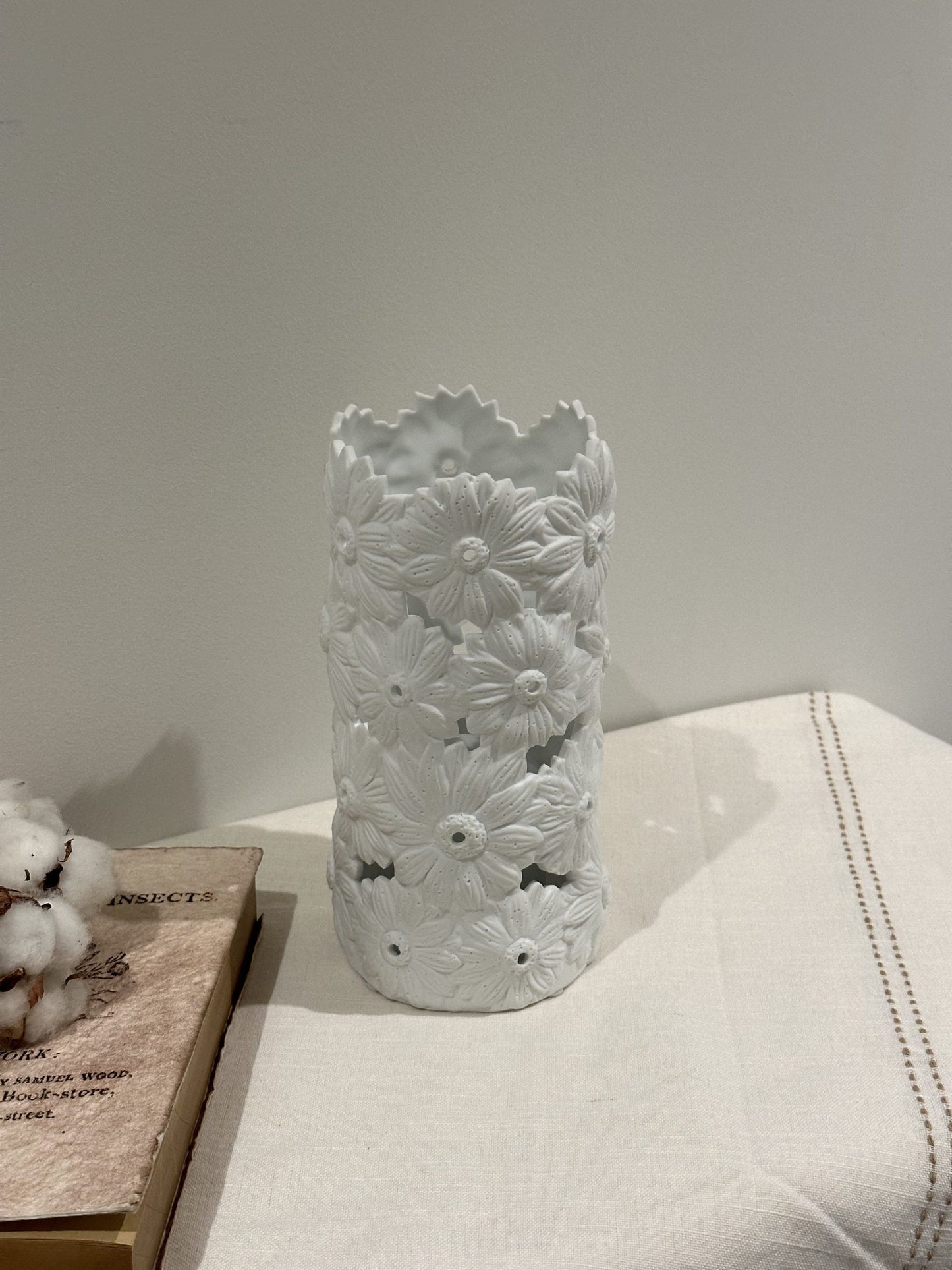 Daisies 3D Textured Ceramic Touch Lamp – Rechargeable & Dimmable